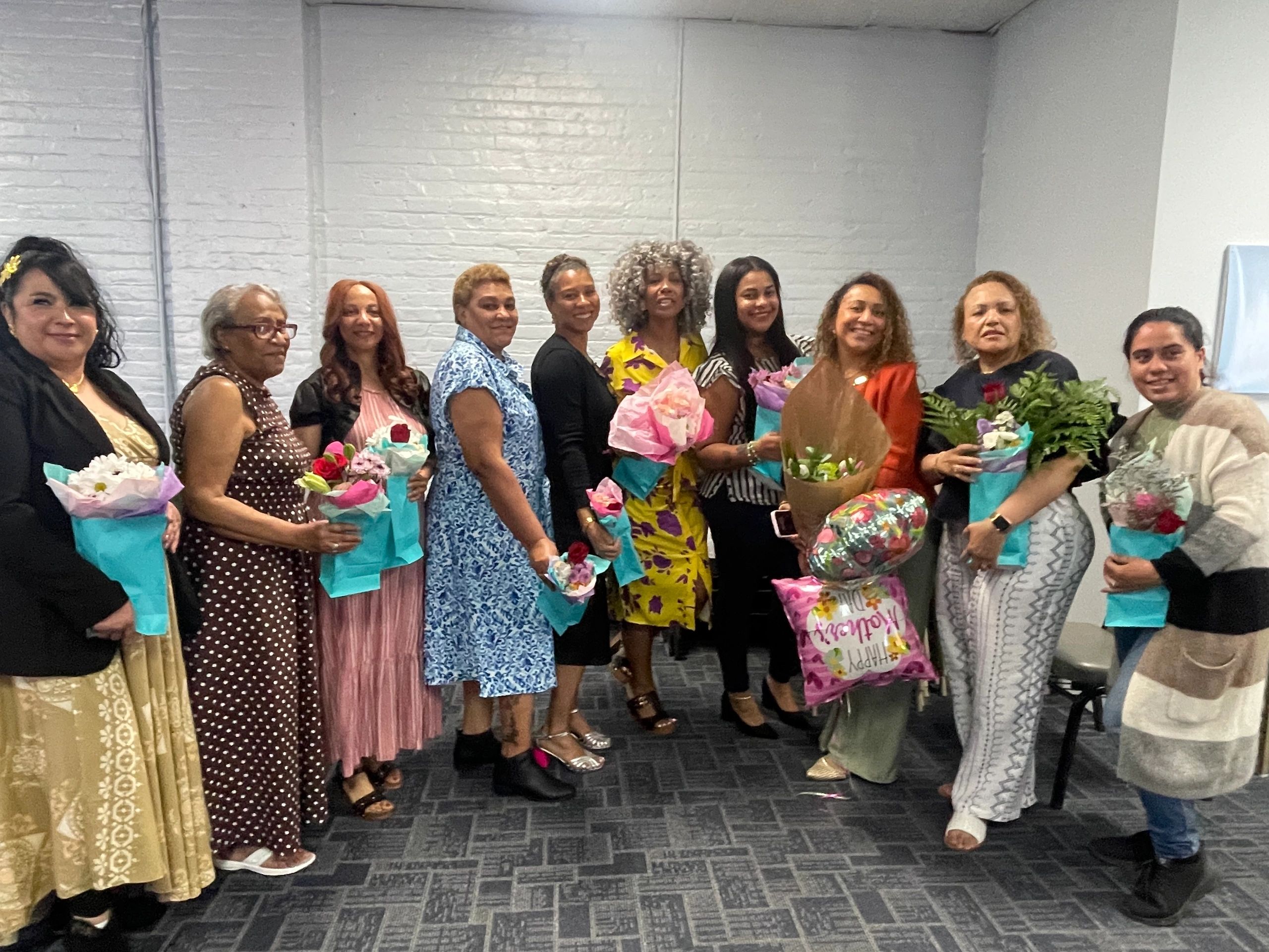 Grupo de mujeres con flores